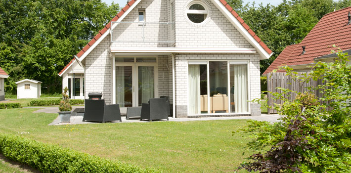 Tuinterras, luxe tuinmeubelen en veel privacy